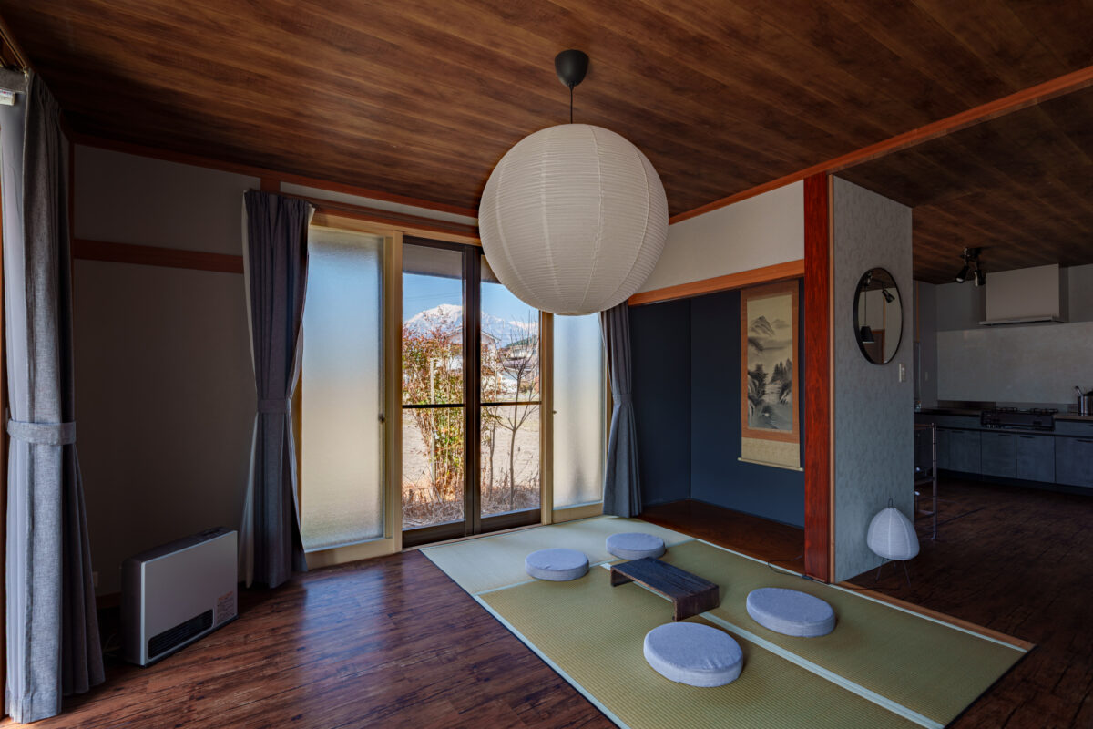 大町市の古民家風民泊を撮影|山の景色が映えるAirbnb物件写真